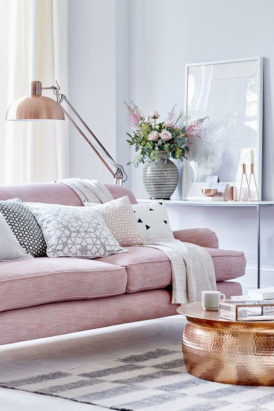 sofa-rosa-y-complementos-en-cobre