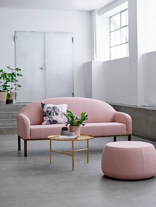 sofa-rosa-y-lampara-en-cobre